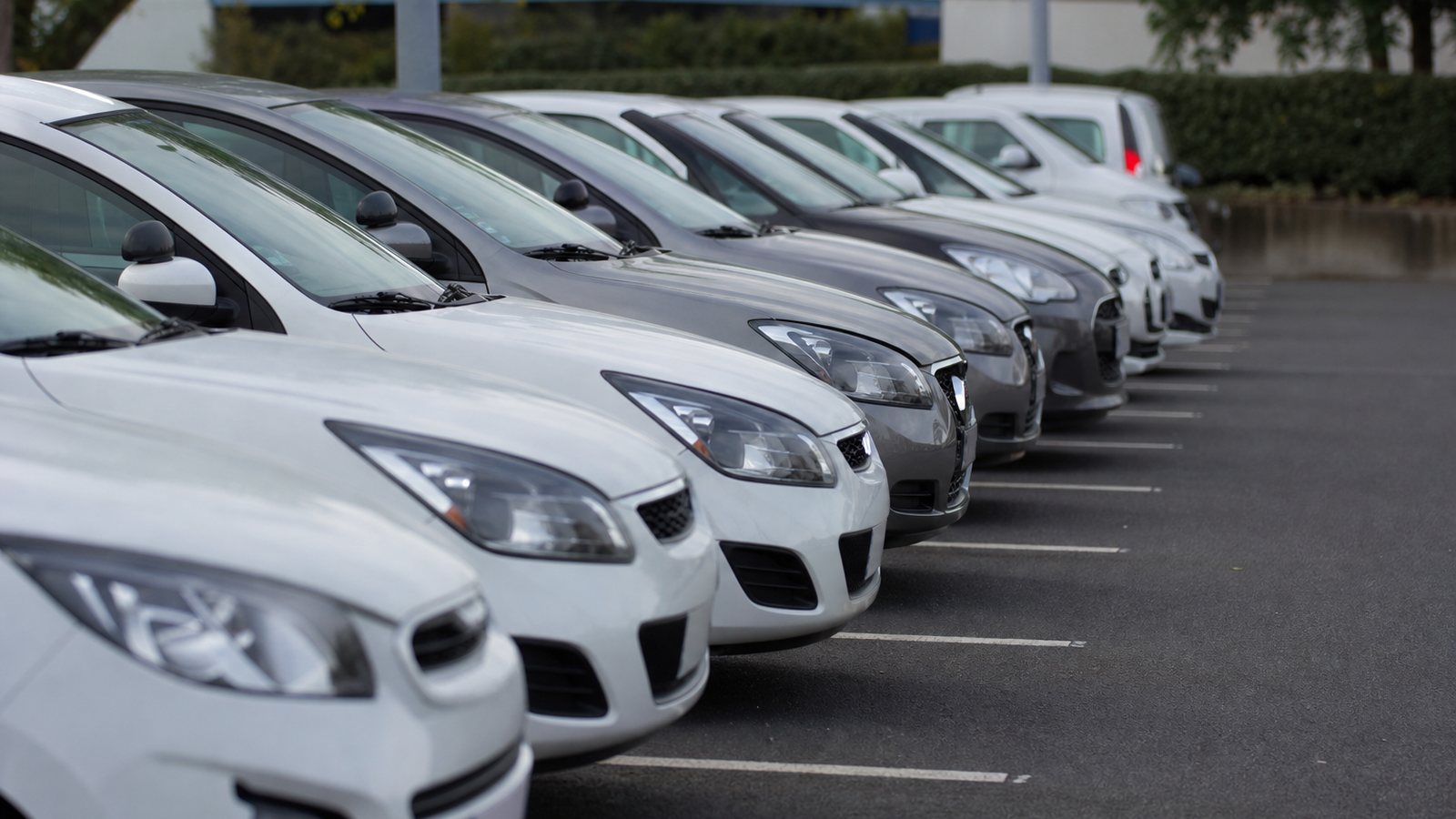 Voiture d'auto-école inoccupée sur un créneau où l'élève ne s'est pas présenté